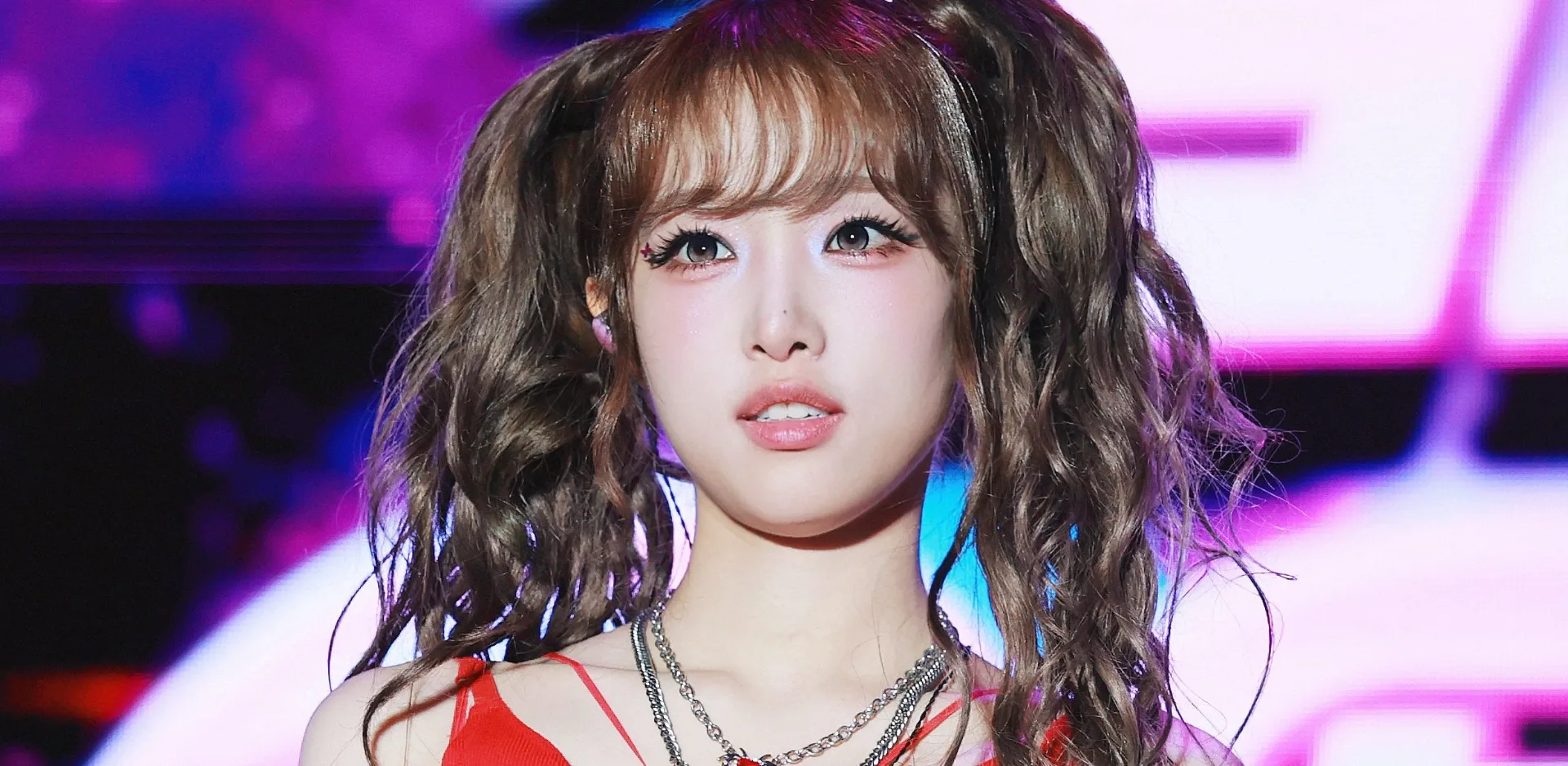 ¡Miembros de IZ*ONE juntas! Yena y Hitomi sorprenden al estar en el mismo escenario